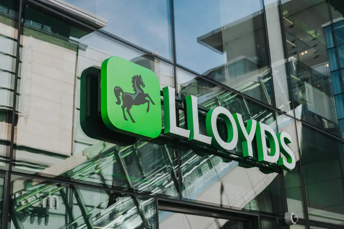 Lloyds Banking Group Announces £2bn Cost-Cutting Plan with AI-Focused Strategy