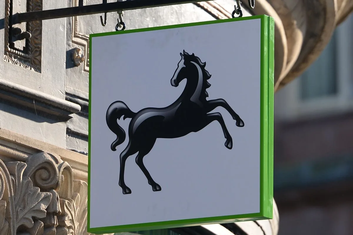 Lloyds Reports Earnings Increase Amid Concerns Over UK Economic Outlook