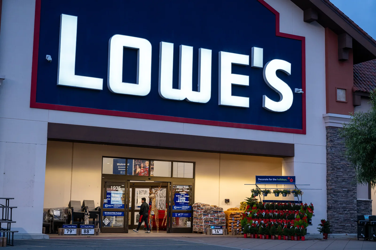Lowe's Lowers Full-Year Outlook Amid Weaker Home Improvement Demand