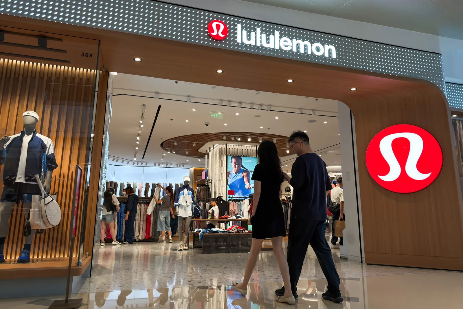 Lululemon Lowers Annual Outlook and Issues Weak Second-Quarter Guidance