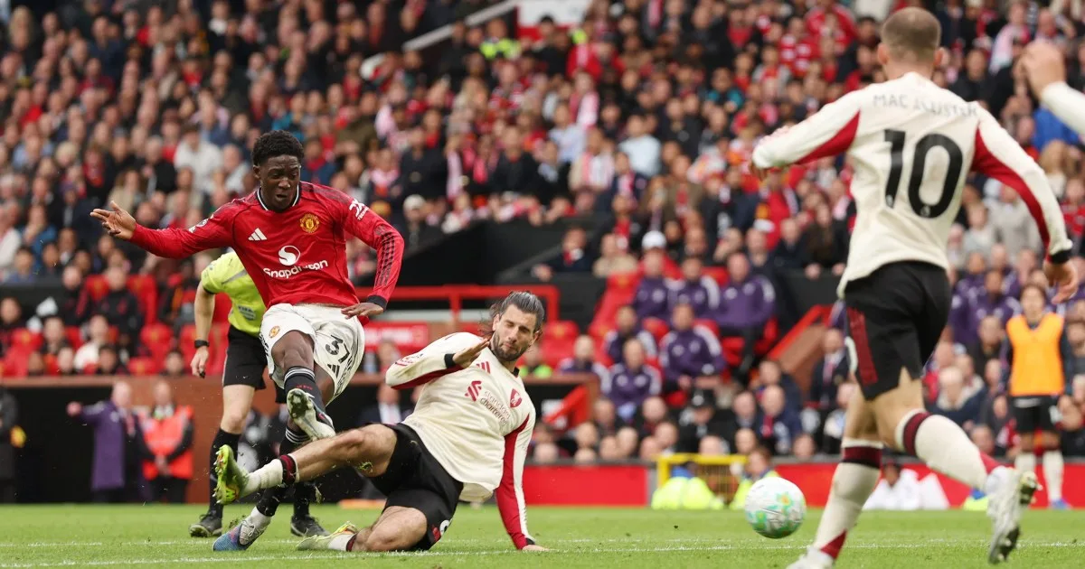 Manchester United Defeat Liverpool 3-2 to Secure Champions League Qualification