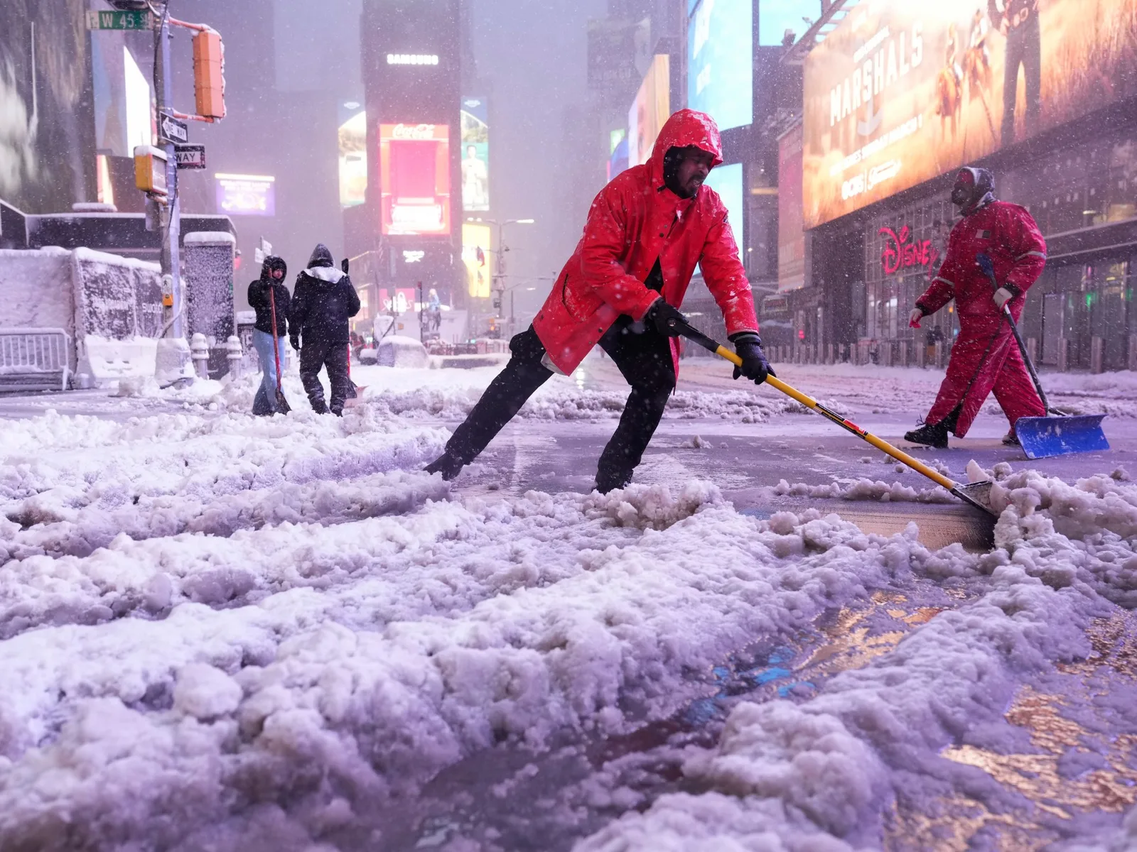 Northeast US Snowstorm Disrupts Travel, Schools, and Daily Life