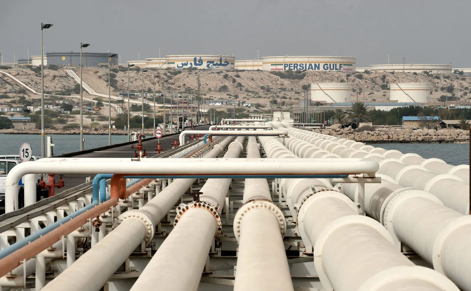 Oil Flows Through Hormuz Surge as U.S. Pauses Iranian Sanctions for 60 Days