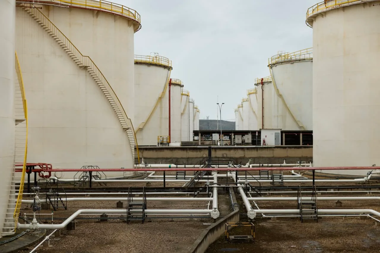 Oil Futures Fall 10% as Leaders Consider Emergency Crude Reserve Release