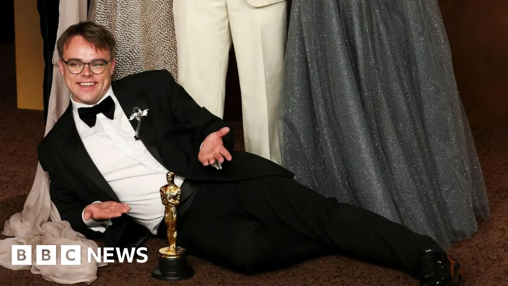 Oscar Statuette for 'Mr Nobody Against Putin' Missing After NY Flight Incident