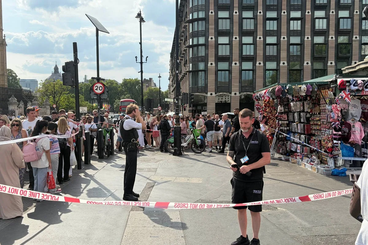 Police Boat Strikes Westminster Bridge, Injuring Five Officers in London