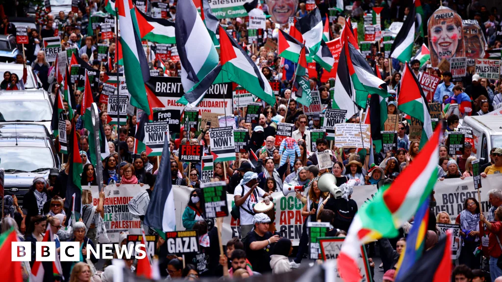UK Prime Minister Calls for Ban on Some Pro-Palestinian Protests Over Antisemitism Concerns