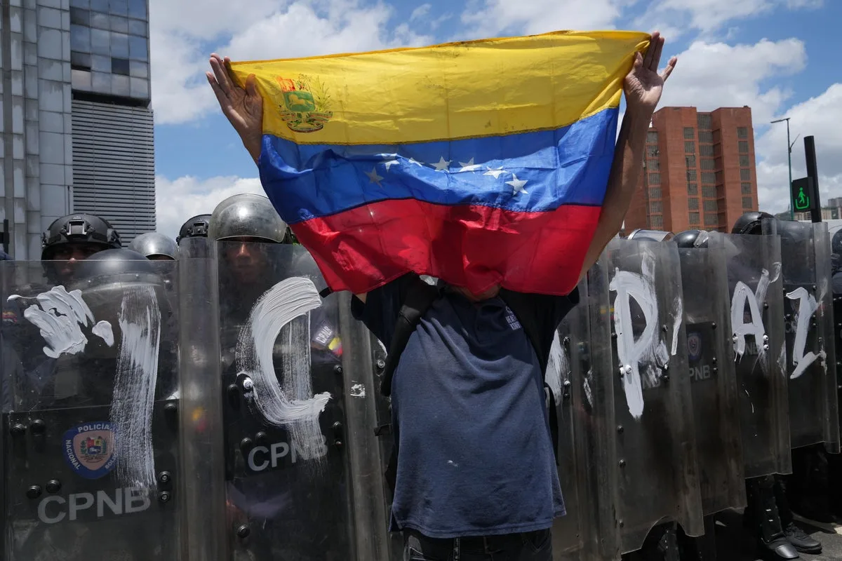 Protesters and Police Clash at Caracas Rally for Political Prisoners