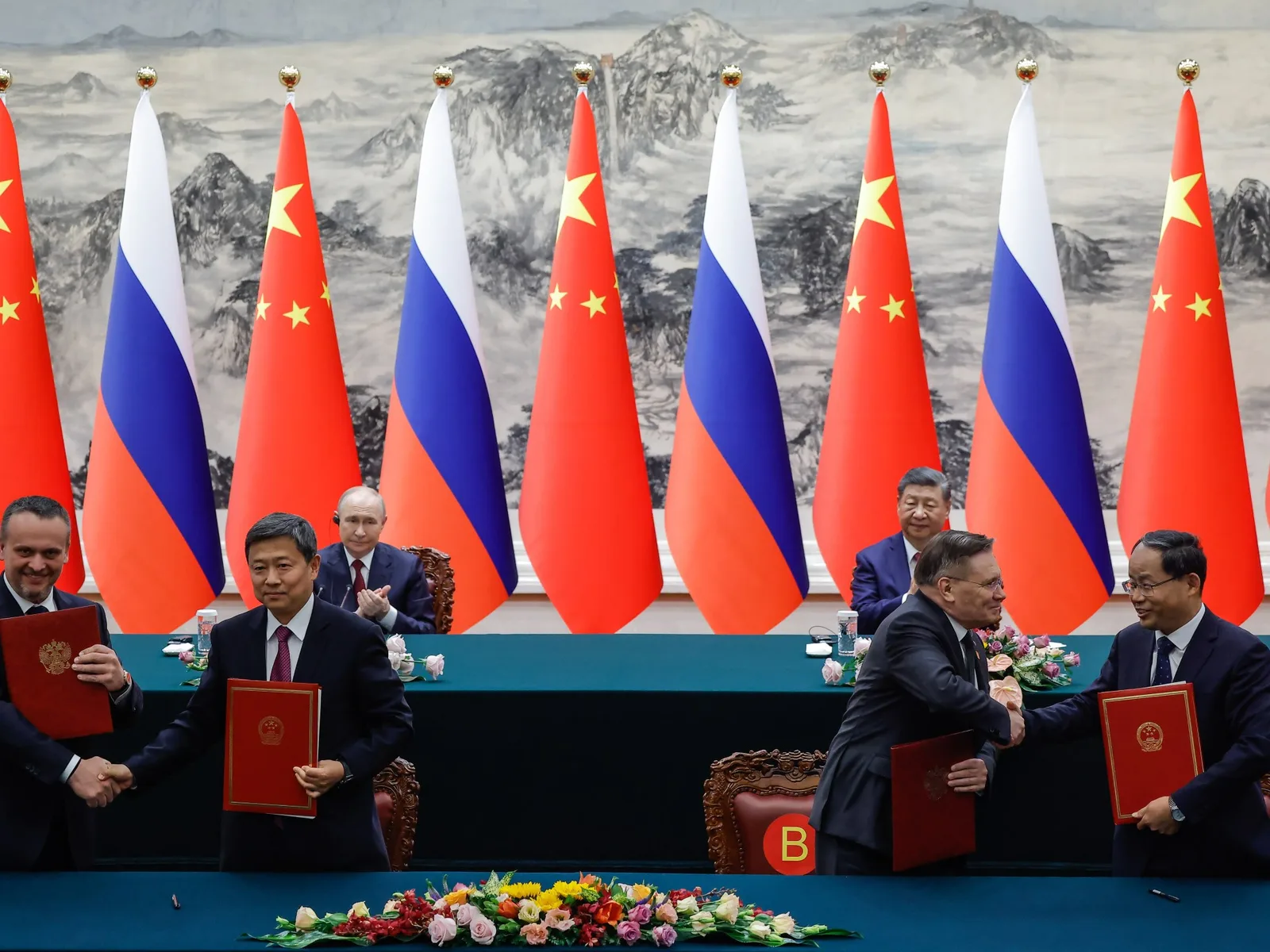 Putin and Xi Hold Beijing Summit Without Agreement on Major Gas Pipeline