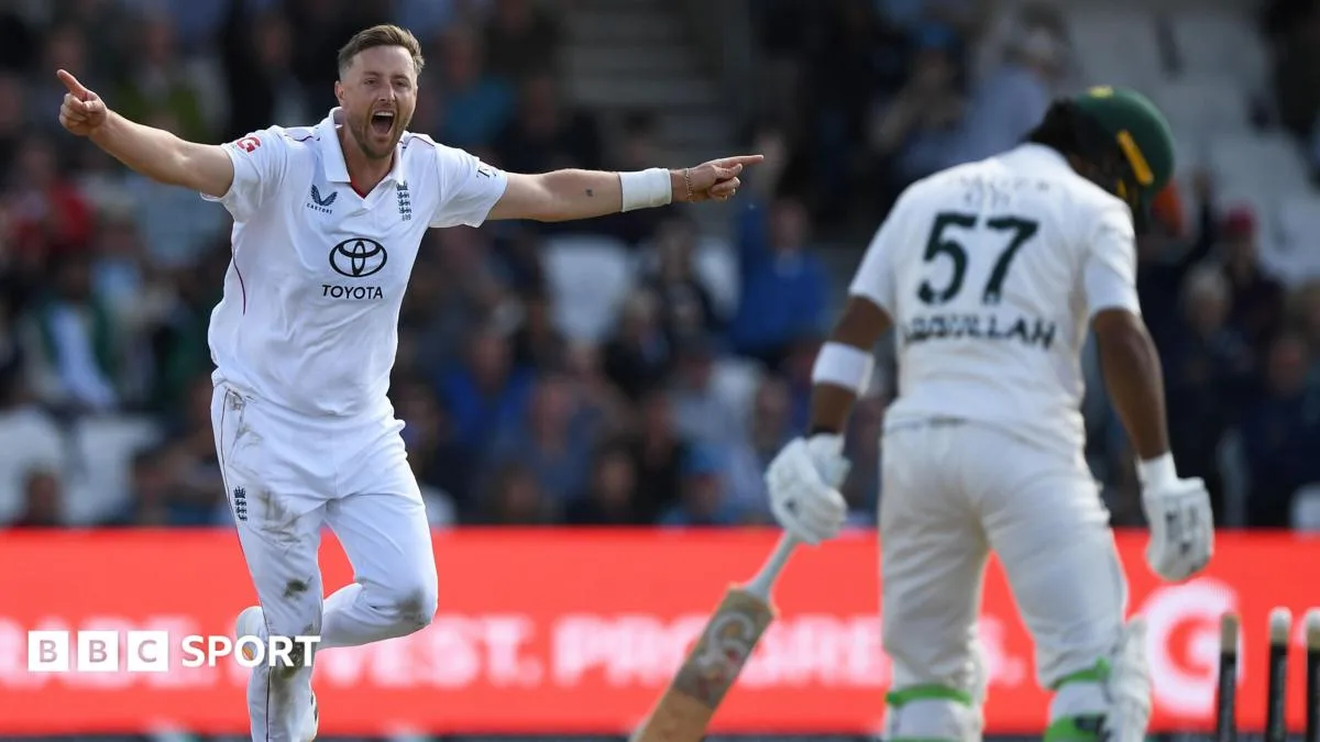 Robinson and Tongue Take Five Wickets Each as England Bowl Out Pakistan for 171