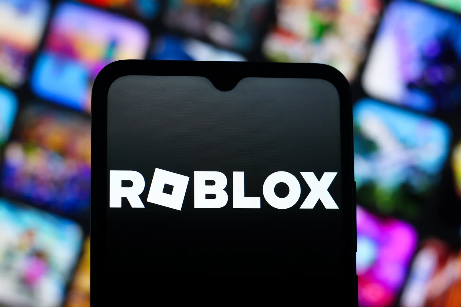 Roblox Shares Fall After Revenue Forecast Cut Linked to Child Safety Measures