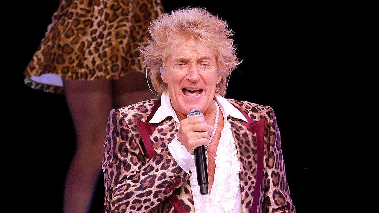 Rod Stewart Pauses Utah Concert After Nearly Fainting Onstage and Using Oxygen Tank