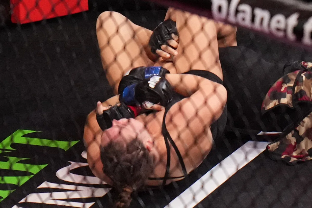 Ronda Rousey Defeats Gina Carano by Armbar Submission in 17 Seconds