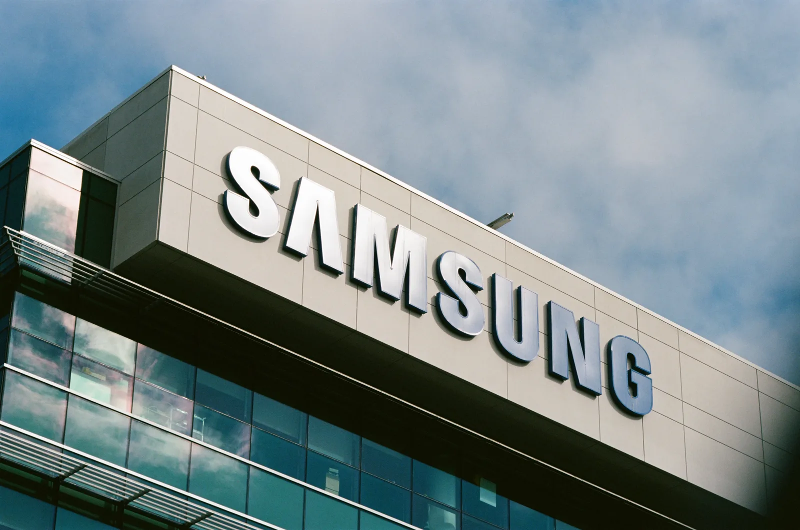Samsung Reaches $1 Trillion Market Valuation Amid AI-Driven Stock Surge