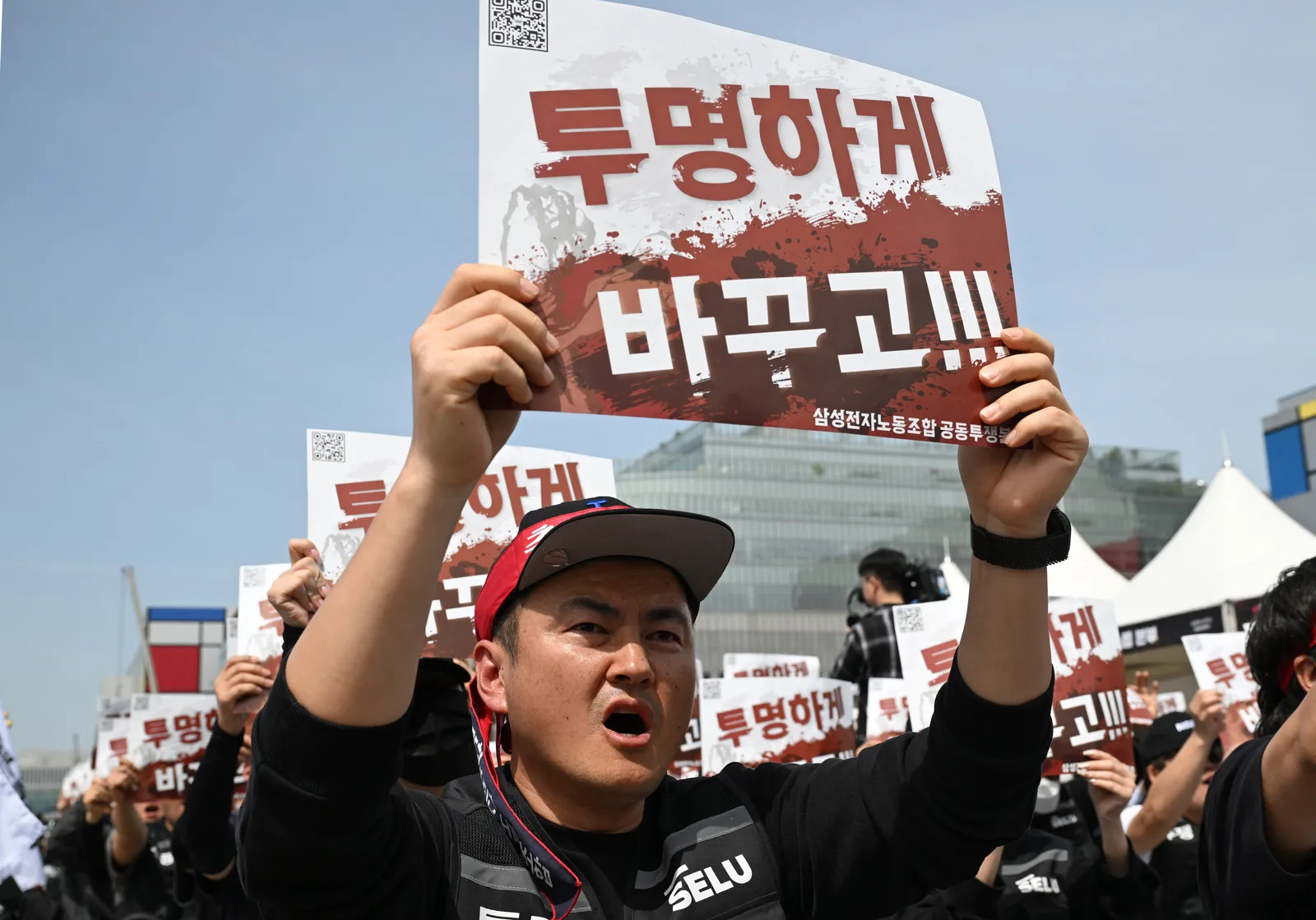 Samsung and Union Hold Last-Minute Talks to Avert Large-Scale Worker Strike