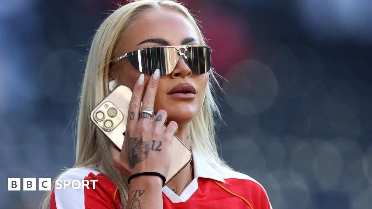 Sara Pascoe Discusses IVF Experiences in Her Comedy Performances