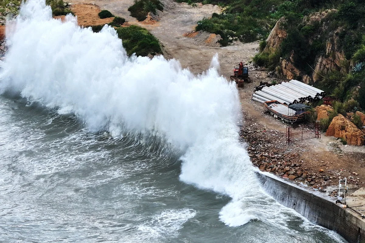Shanghai Cancels Flights and Relocates Residents Ahead of Typhoon Dolphin