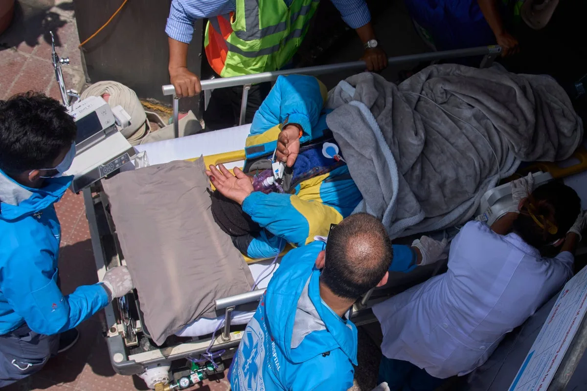 Sherpa Guide Found Alive After Nearly a Week on Mount Everest