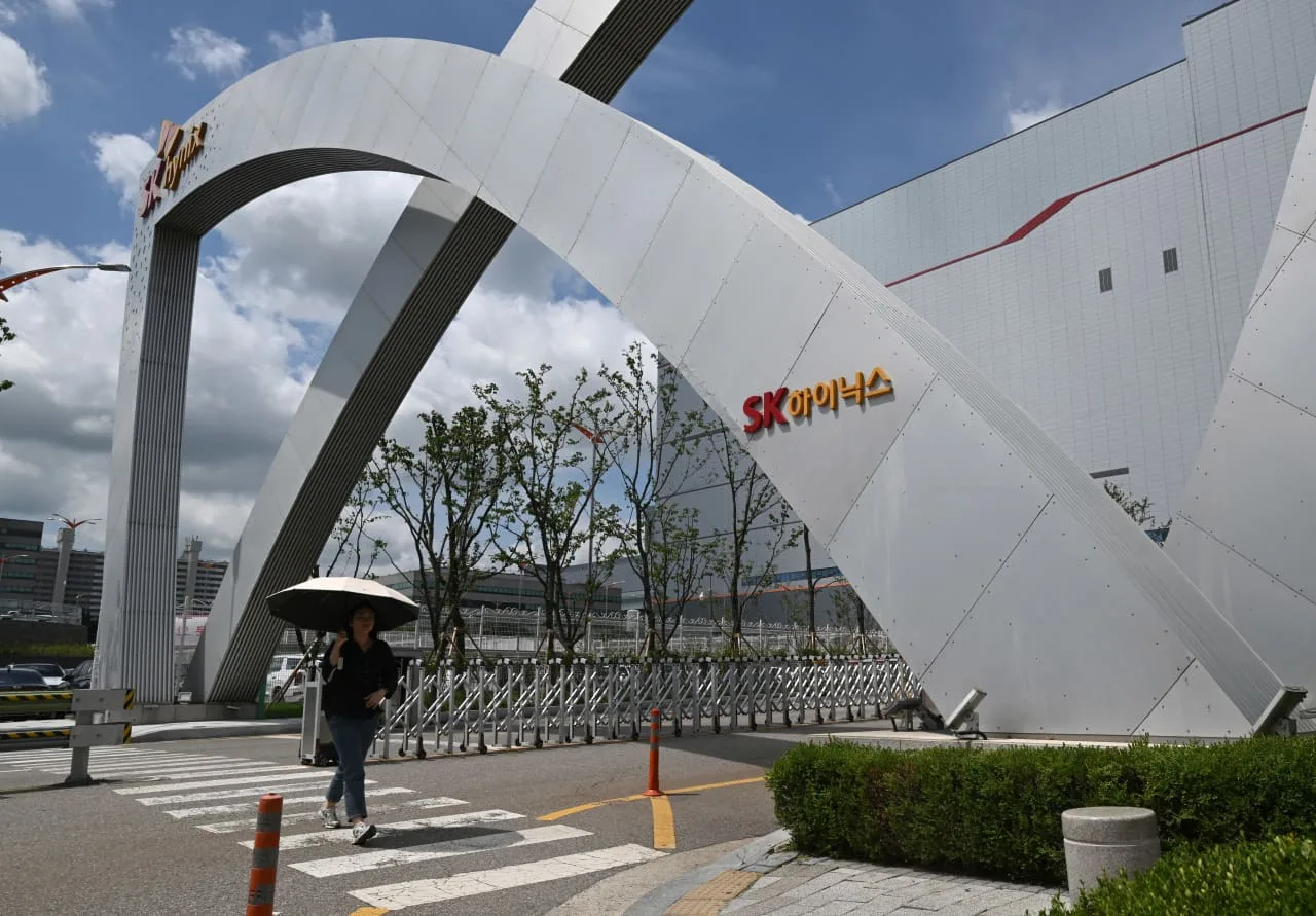 SK Hynix and Chip Stocks Drop Sharply Amid AI Sell-Off and Earnings Miss