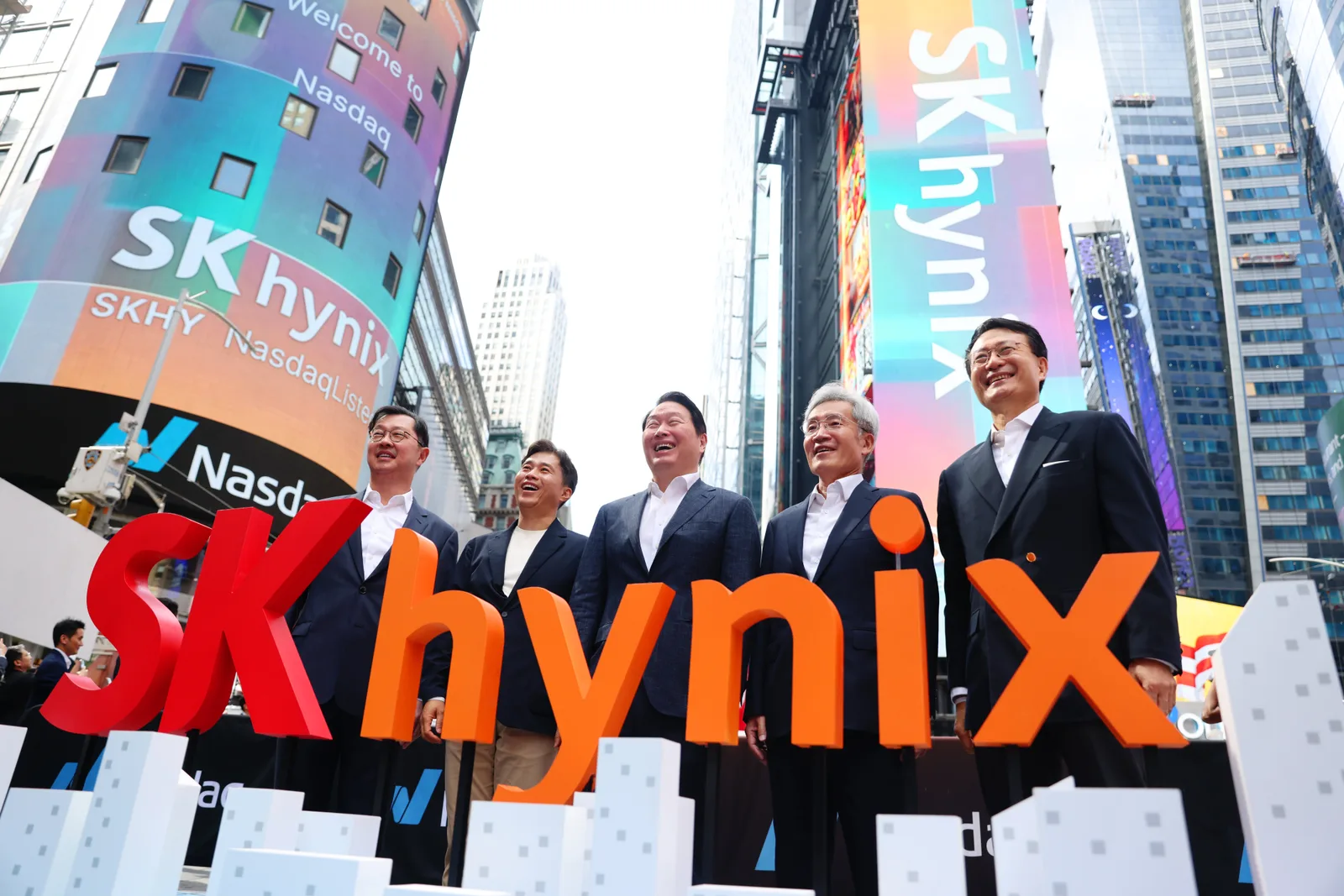SK Hynix Shares Surge in Major US Market Debut Amid High Trading Volume