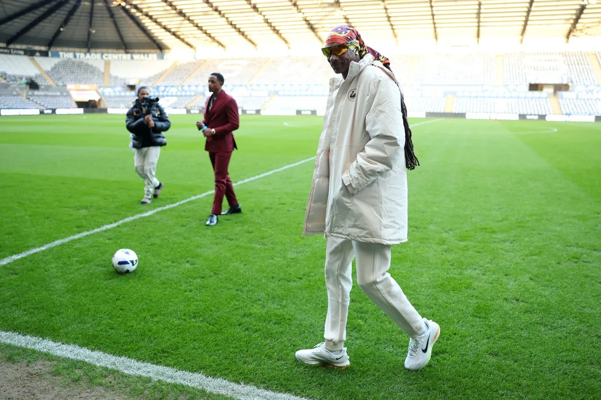 Snoop Dogg visits Swansea City, plays on pitch and attends first match