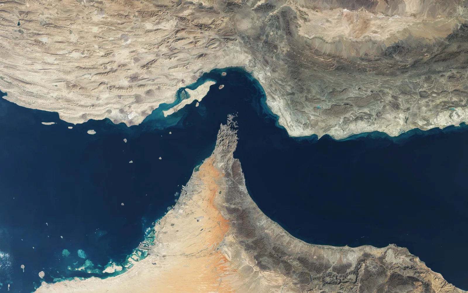 Strait of Hormuz Closure Disrupts Global Supply Chains and Raises Oil Price Risks