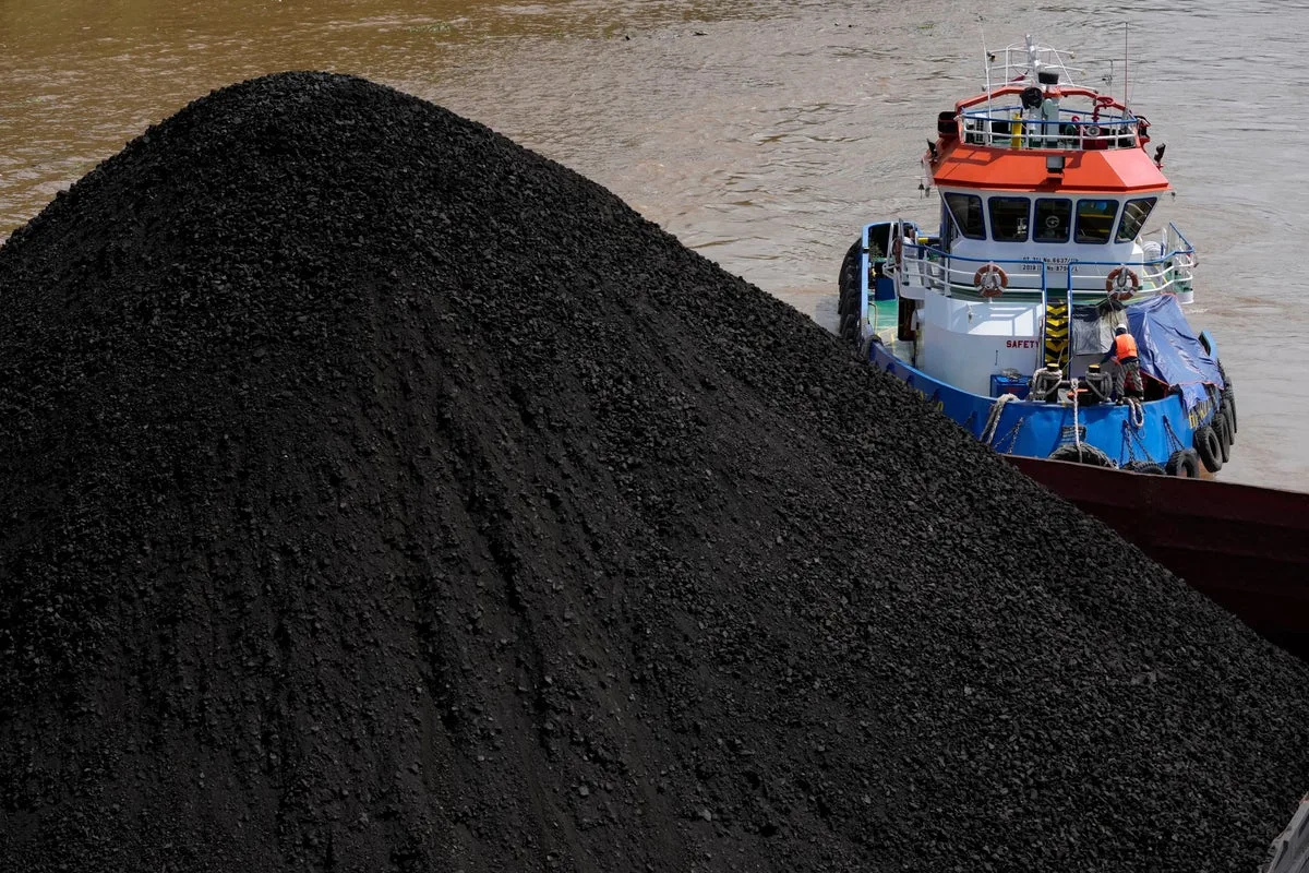 Strait of Hormuz Shipping Resumes as Oil Flows and Currency Markets React