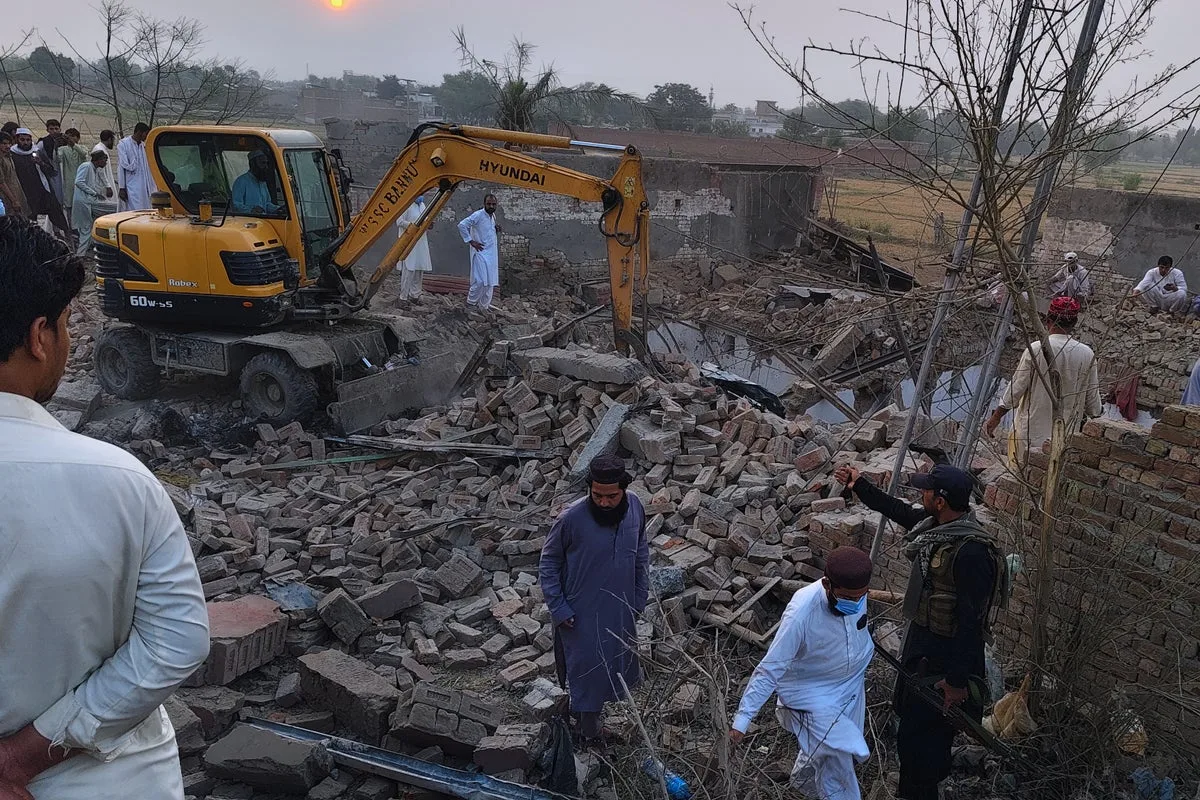 Suicide Bombing at Pakistan Security Post Kills 14 Police Officers