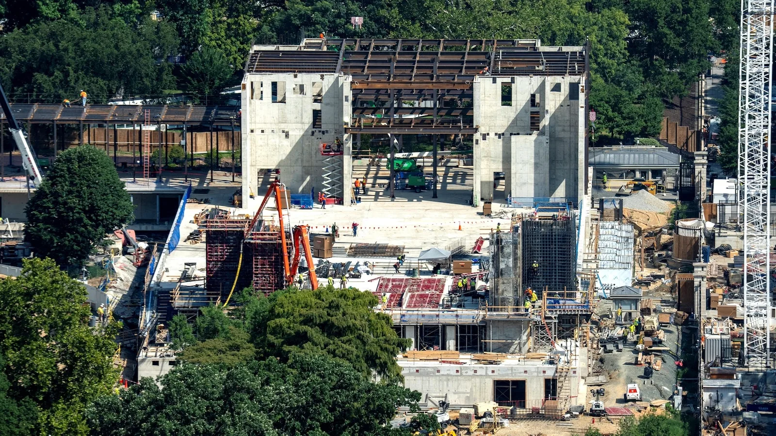 Supreme Court Allows White House Ballroom Construction to Proceed Amid Legal Dispute