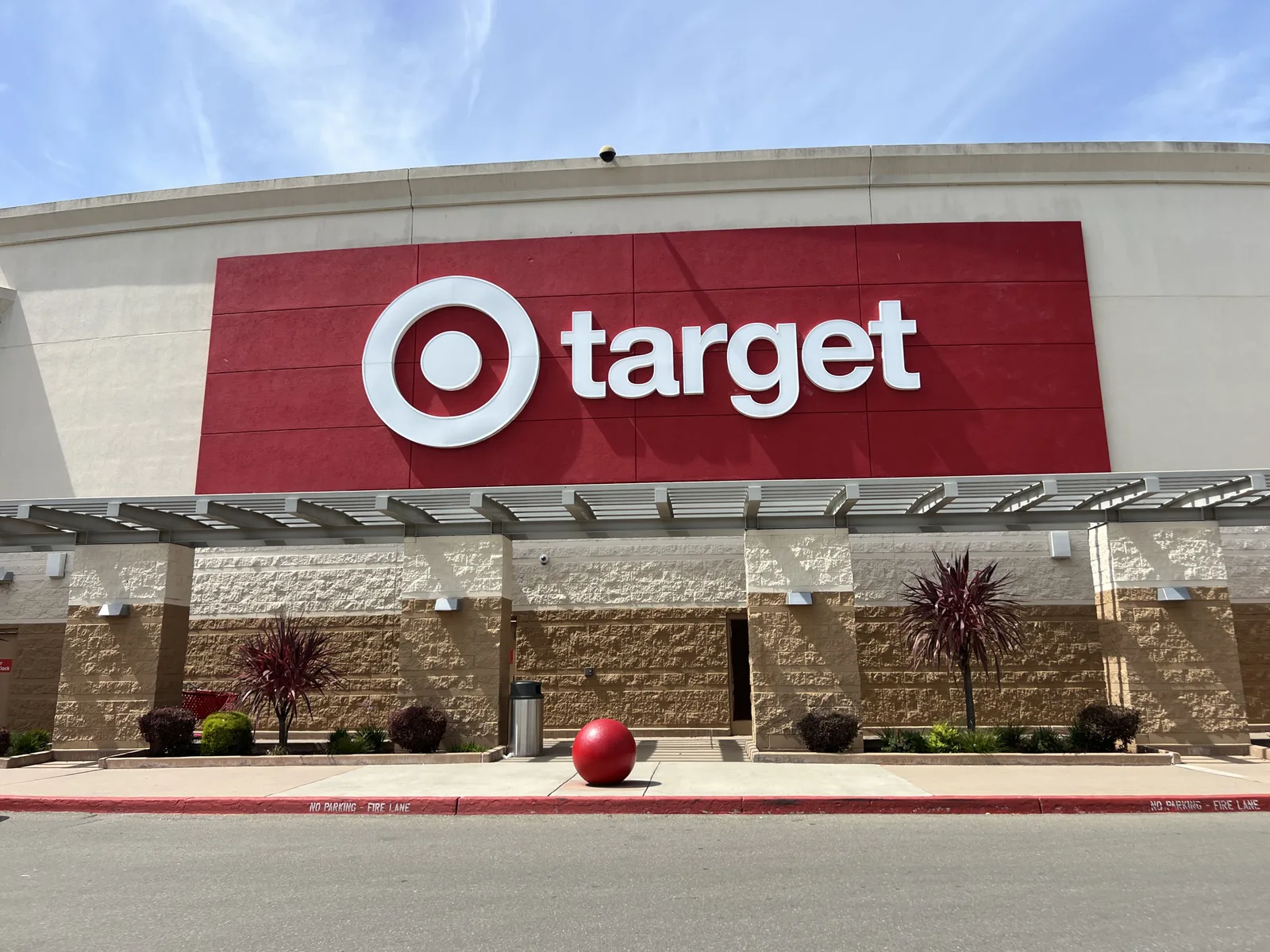 Target Reports Strongest Comparable Sales Growth in Four Years, Raises Outlook