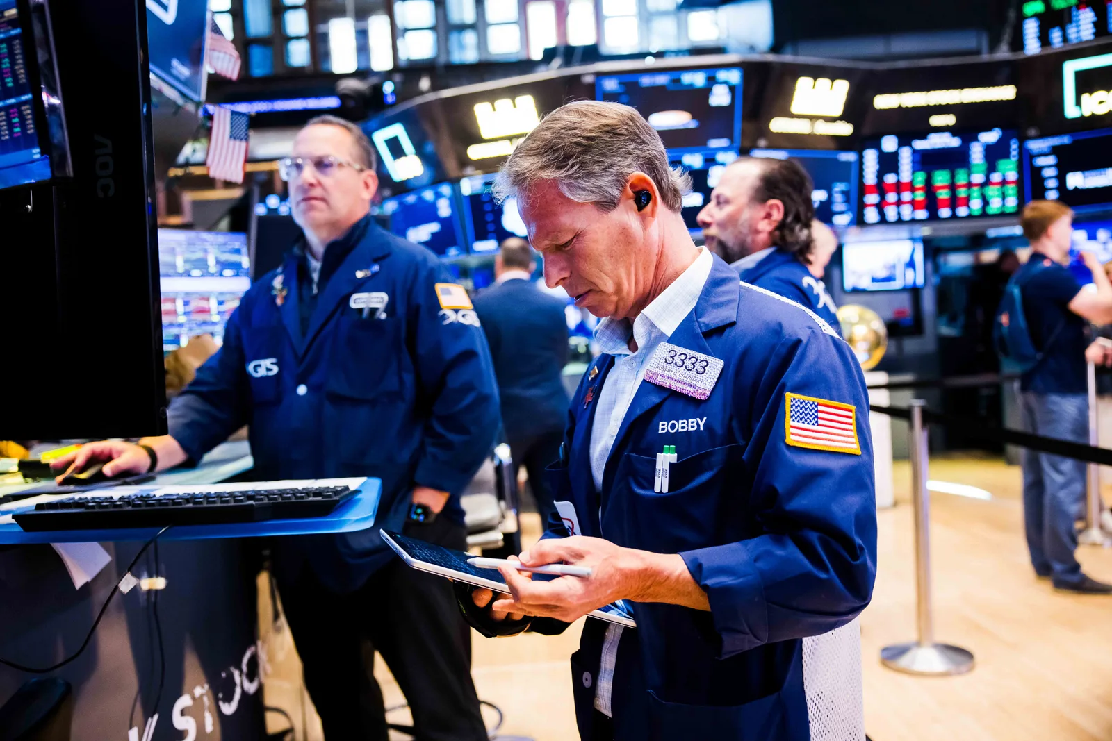Tech Stocks Fall Sharply Amid AI Sector Volatility and Rising Memory Costs