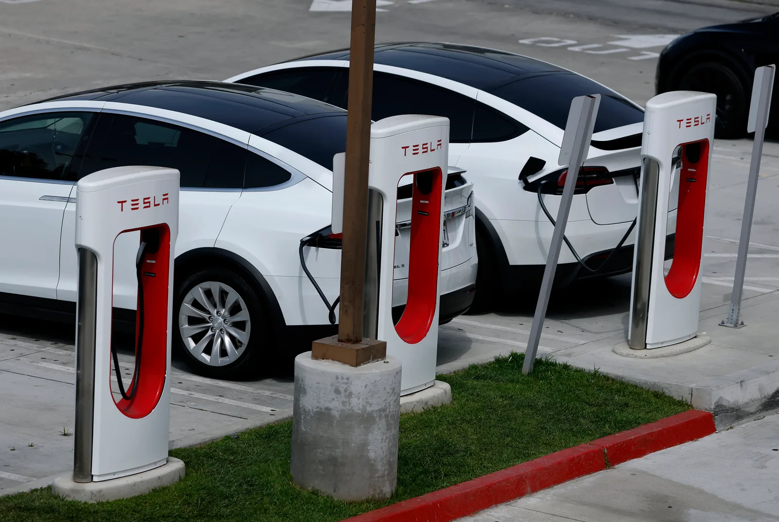 Tesla Shares Rise After Analyst Upgrade and AI5 Chip Development Milestone