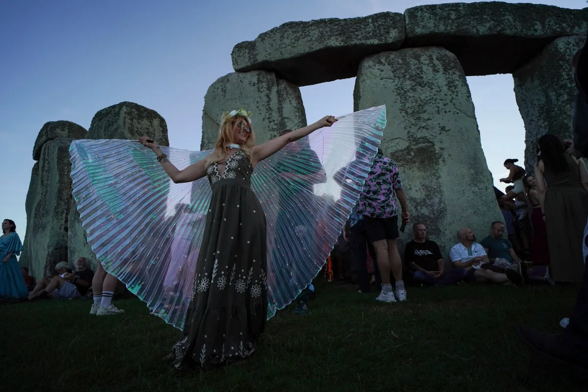 Thousands Gather at Stonehenge to Celebrate Summer Solstice Sunrise
