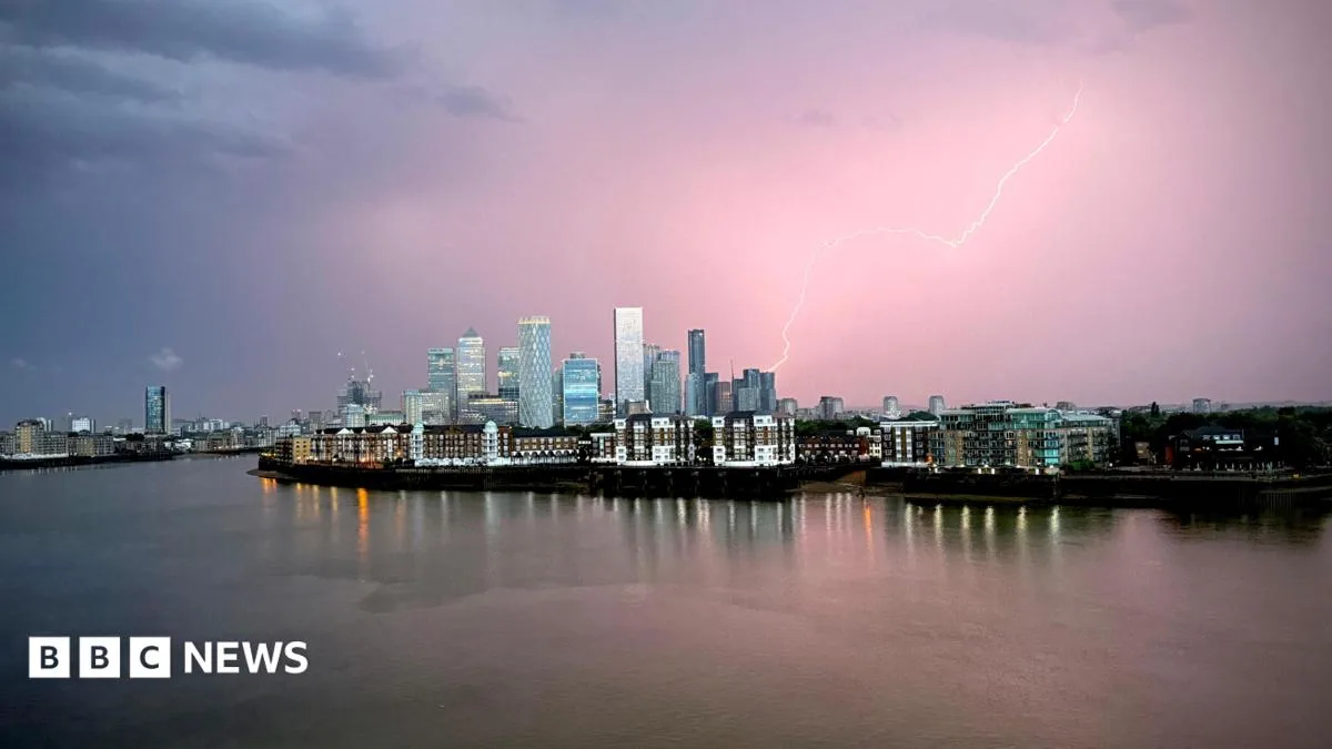 Thousands of Lightning Strikes and Thunderstorms Disrupt Southern England and Air Travel