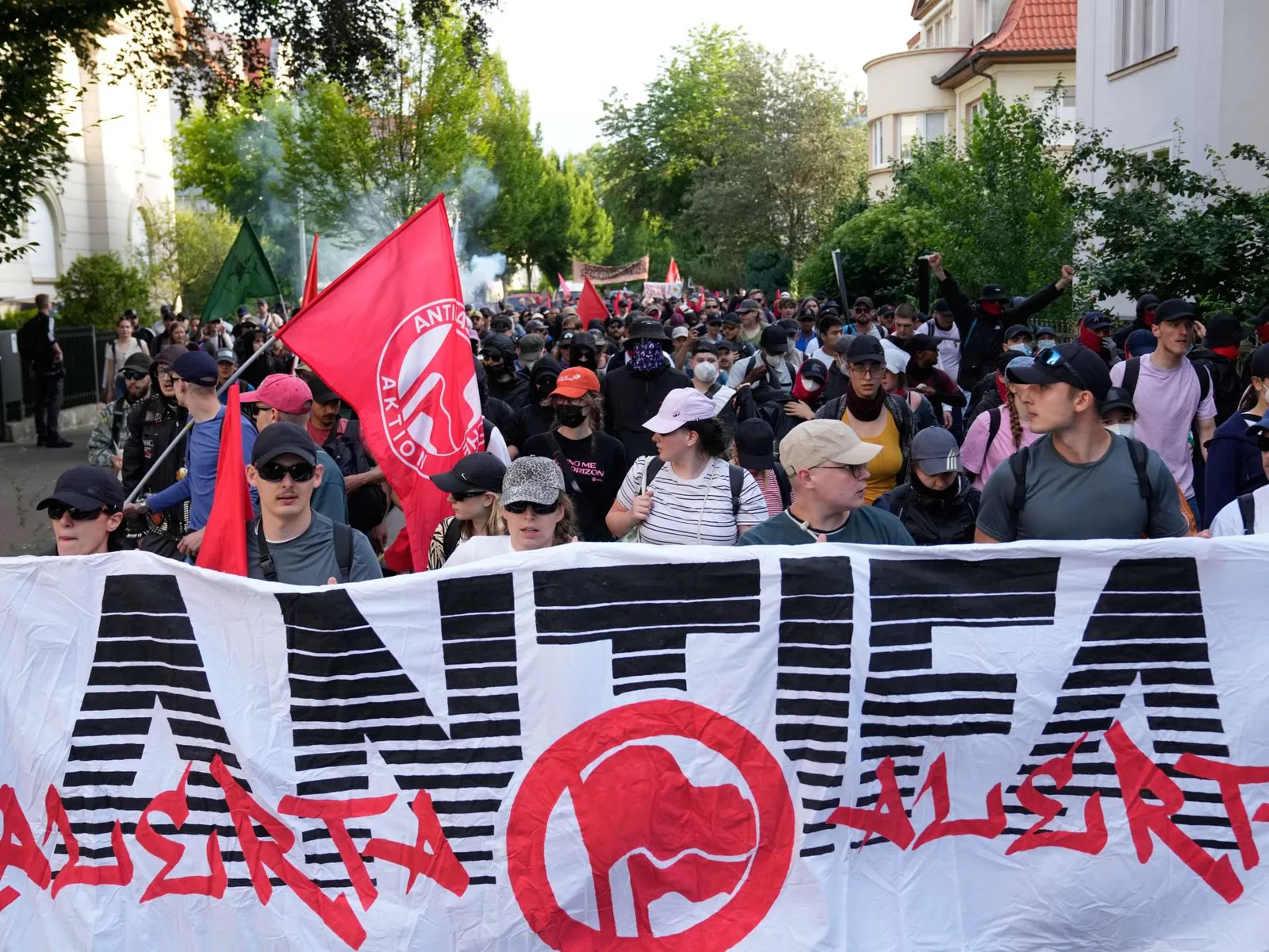 Thousands Protest as Far-Right AfD Holds National Conference in Erfurt