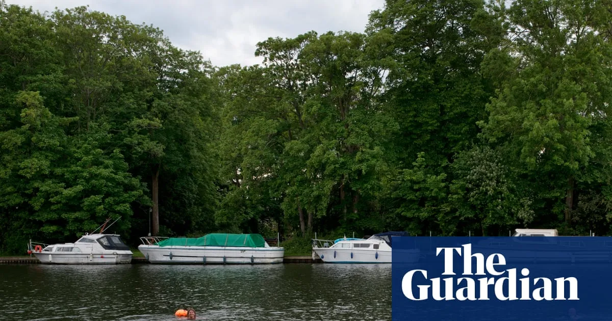 Toxic Algae Prompts Swimming Ban at Official Thames Bathing Site in London
