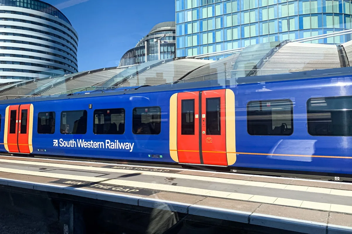 Train Services in Southern England Disrupted by Radio System Fault