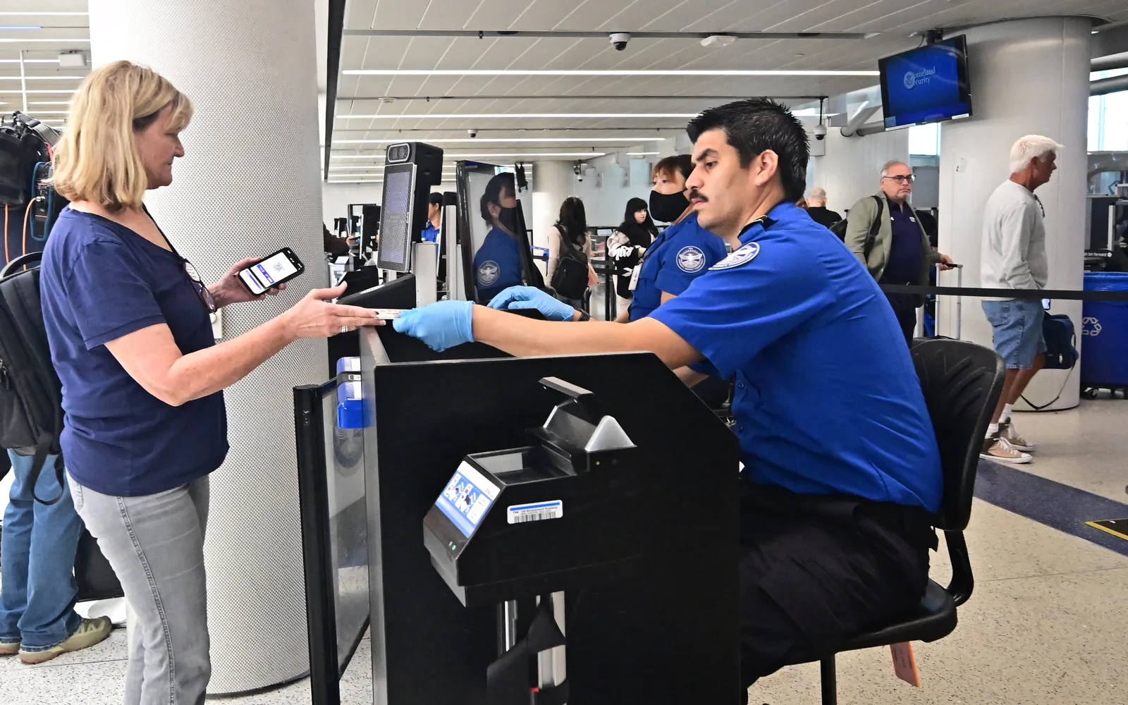 Long TSA Security Lines Reported at New Orleans and Houston Airports Amid Staffing Shortages