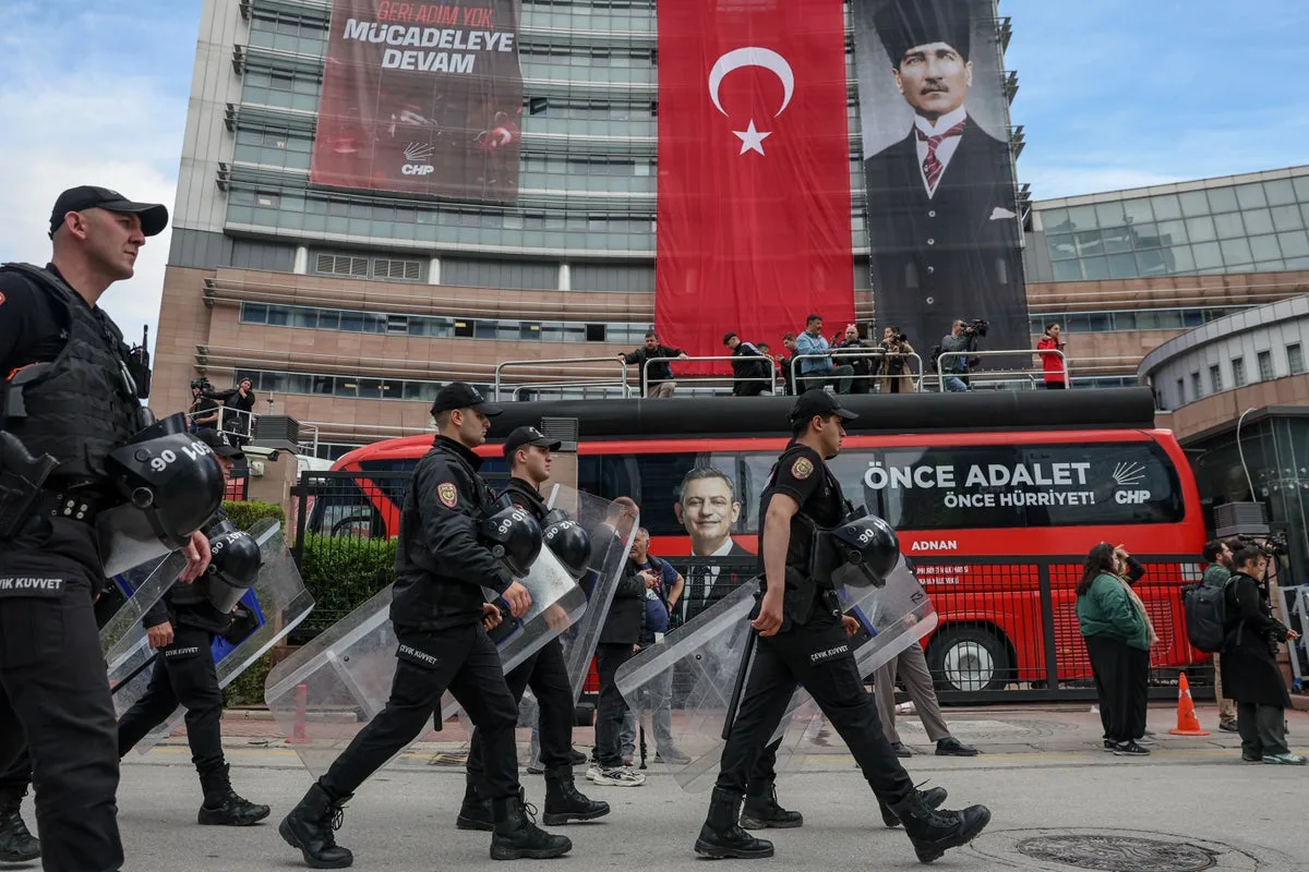 Turkish Police Storm Main Opposition CHP Offices Amid Leadership Dispute