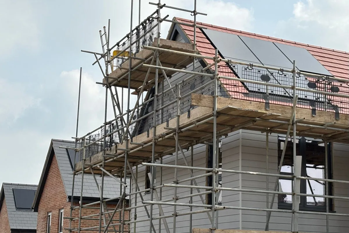 UK Government Delays Low-Carbon Housing Rules, Sets 2028 for Heat Pumps and Solar Panels