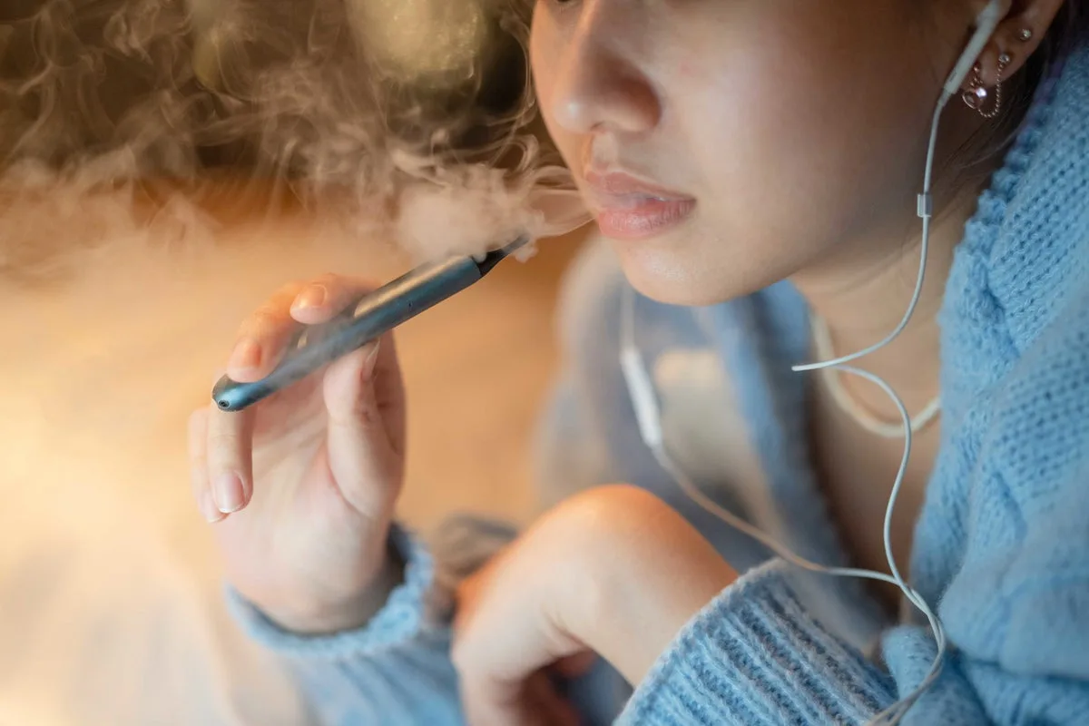 UK Proposes Plain Packaging and Colour Limits for Vapes to Deter Youth Use