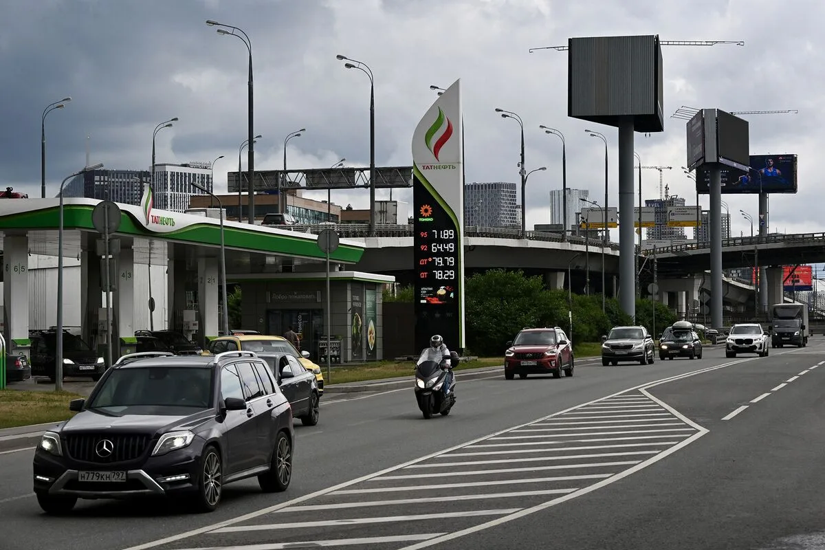 Ukraine Strikes Russian Oil Refineries and Logistics Bridges in Ongoing Counteroffensive
