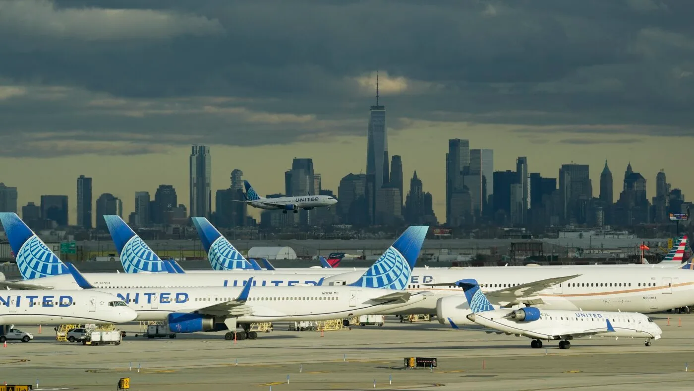 United Airlines Jet Strikes Light Pole During Newark Landing, NTSB Reports
