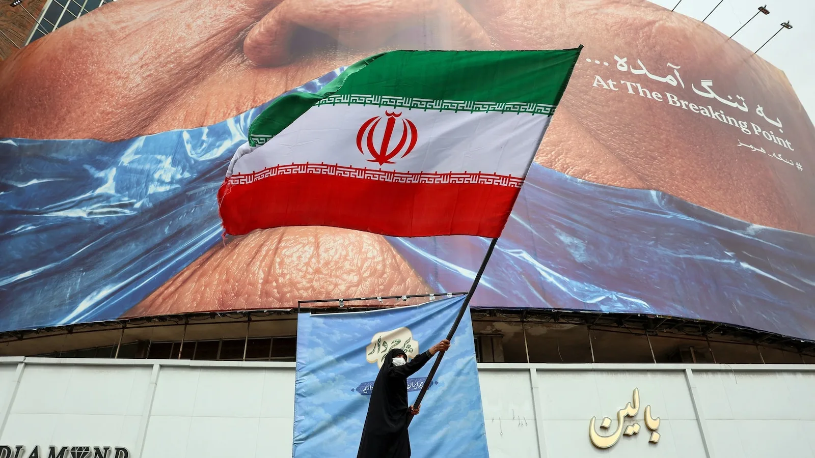 US and Iran Exchange Fire Near Strait of Hormuz Amid Ceasefire Claims