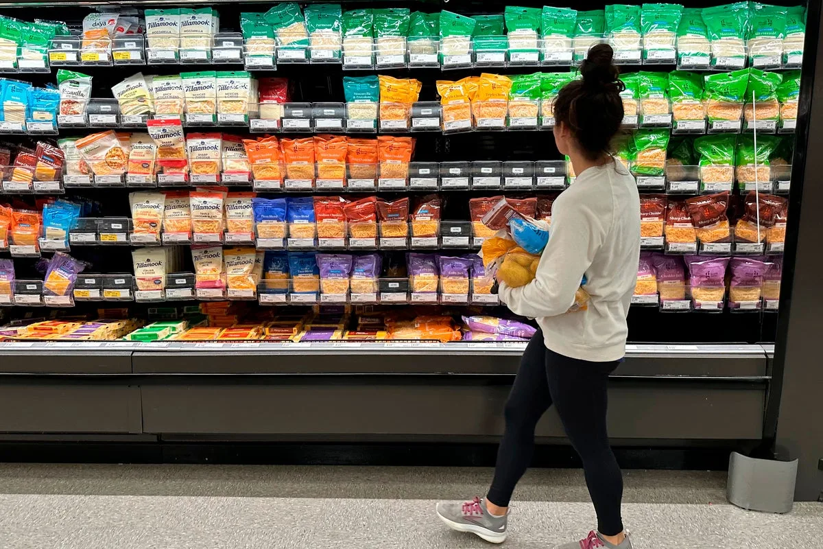US Consumer Confidence Falls Amid High Gas and Grocery Prices