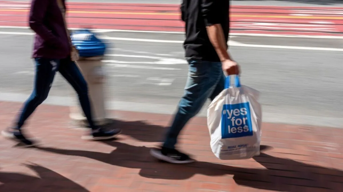 US Consumer Sentiment Index Hits Record Low in April, Slightly Rebounds