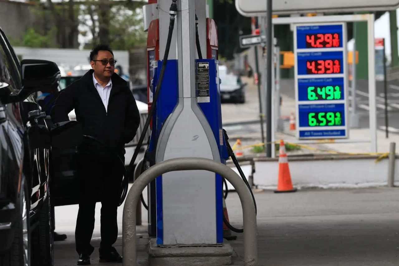 US Gasoline Prices Surge to $4.50, Impacting Spending and Consumer Behavior