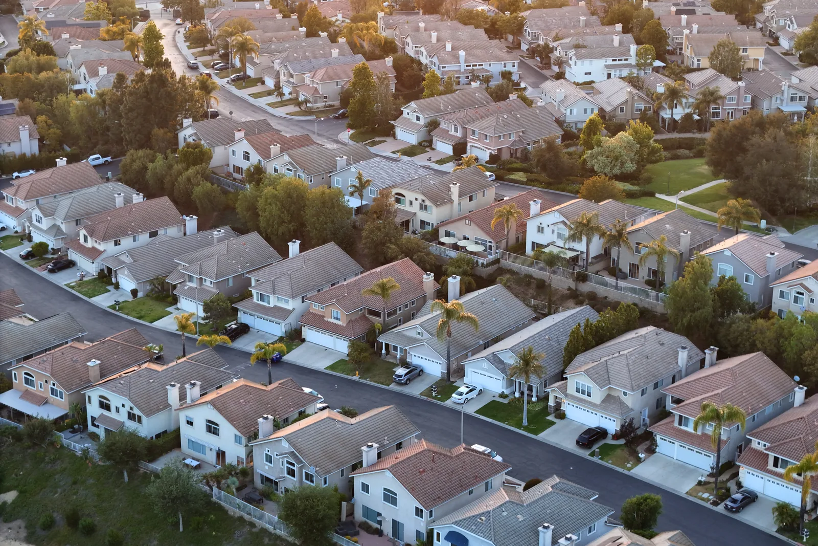 US Housing Market Sees Rising Supply and Falling Seller Prices Amid High Mortgage Rates