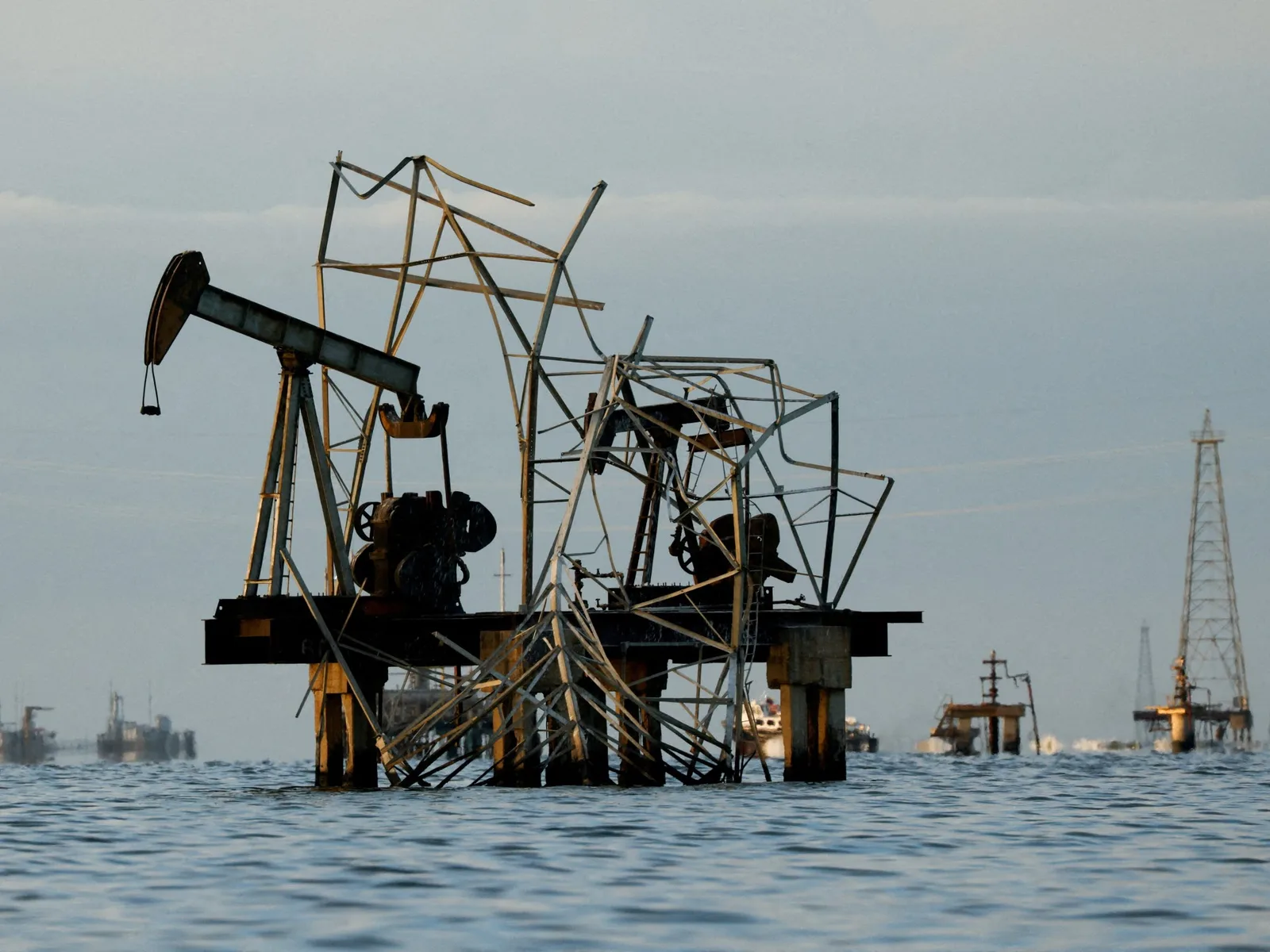 US Increases Venezuelan Oil Imports Amid Debate Over Impact on Fuel Prices