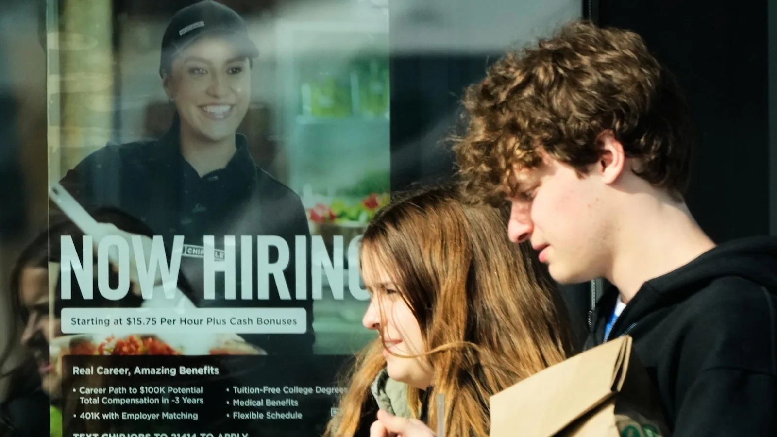 US Jobless Claims Rise to 200,000 While Continuing Claims Hit Two-Year Low